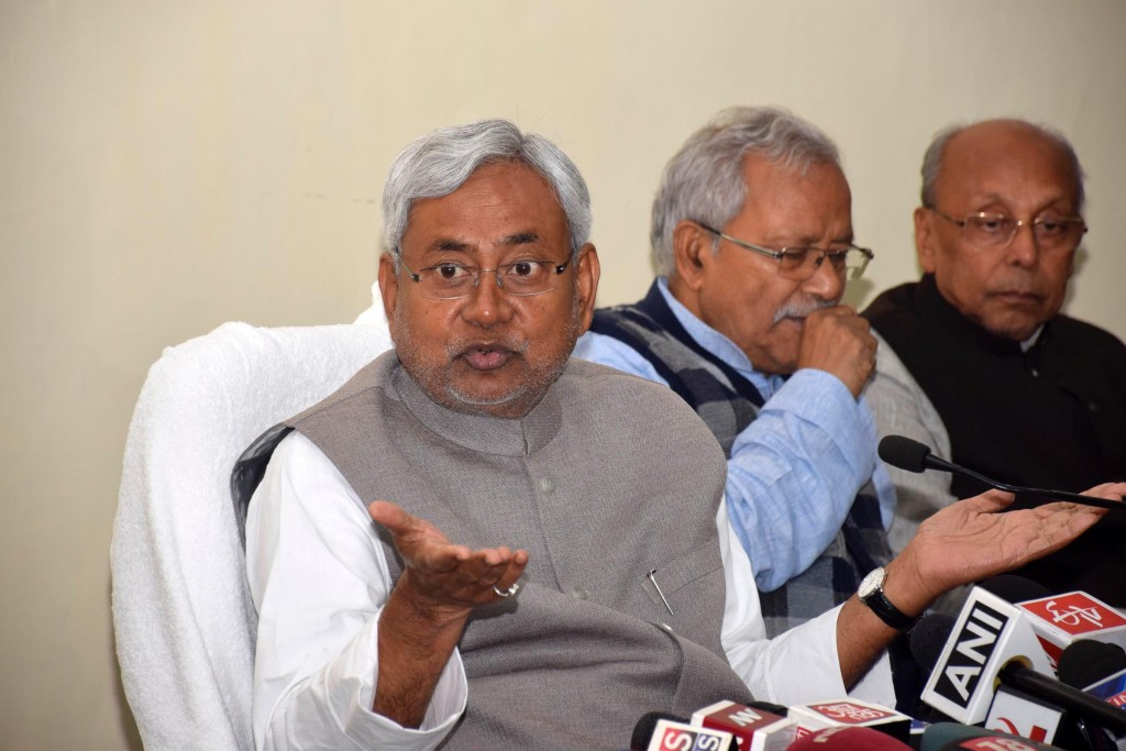 PATNA, MAR 2 (UNI)- Bihar chief minister Nitish Kumar addressing a press conference in Patna on Monday. UNI PHOTO-61U