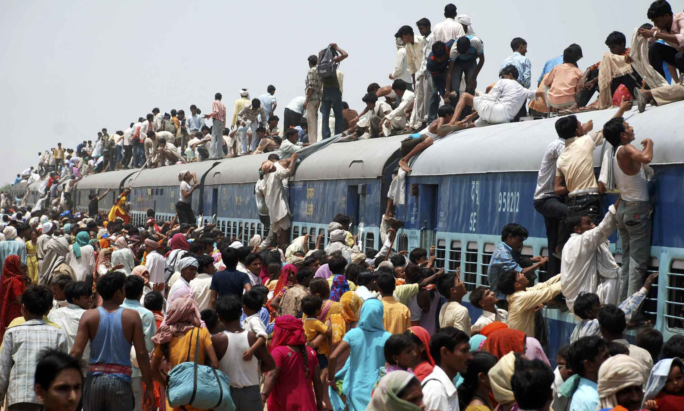 Перенаселение населения. Индия перенаселение. Толпа людей Индия. Население Индии. Перенаселение земли.