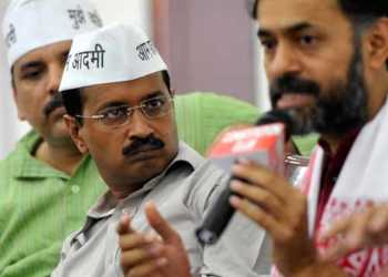 aap delhi kejriwal liquor licenses yogendra yadav
