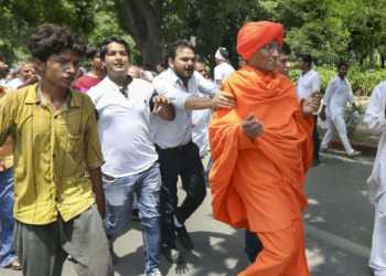 agnivesh, attacked