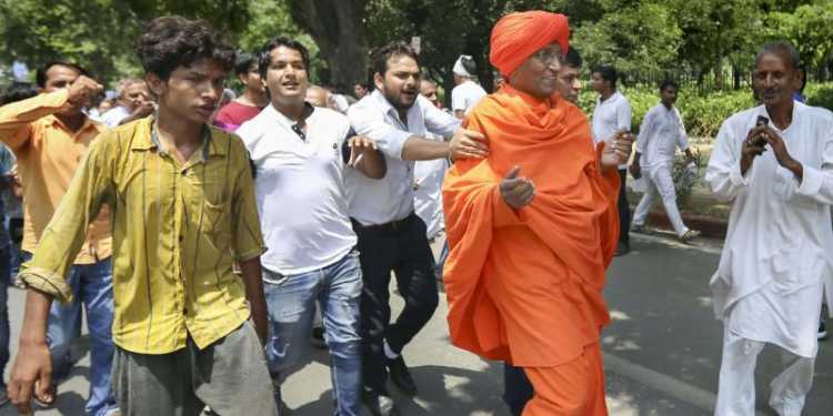 agnivesh, attacked