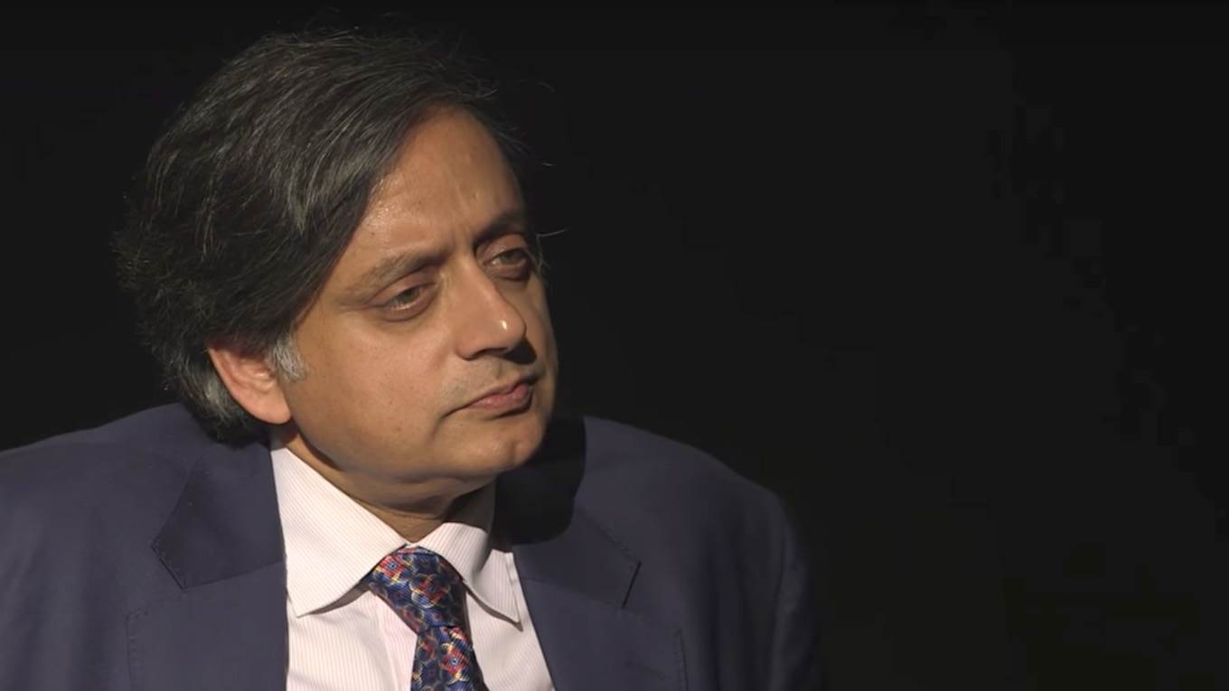 Shashi Tharoor on viral photos with TMC MP Mahua Moitra: 'Cheap politics,  not a serious issue' - The Economic Times Video