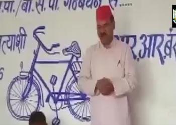 See how a Samajwadi Party leader is training volunteers for bogus voting