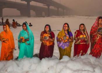 Devotees performed their Chhath Arghya inside a toxic foamy Yamuna. Yamuna pollution has crossed all levels