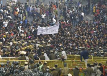 Vice President, HRD minister stuck inside for hours, Professor held captive: Ugly scenes witnessed at JNU once again
