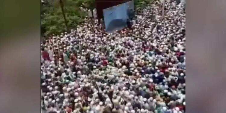 Corona BOMB: Thousands of brainless followers of deceased Islamic Cleric thronged the streets of Badaun