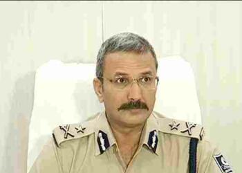 IPS Arun Bothra doing press conference