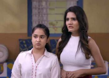 Ashna_Kishore on the set of happu ki ultan pultan