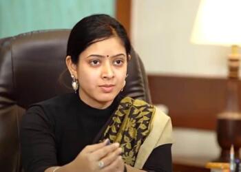 Tanu Jain taking interview at drishti IAS