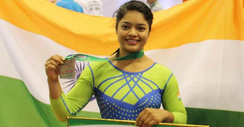 Pranati Nayak with medal in her hand