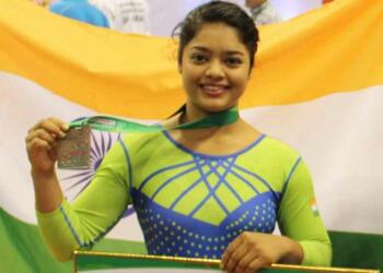 Pranati Nayak with medal in her hand
