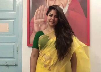 Narayani Shastri at temple in show