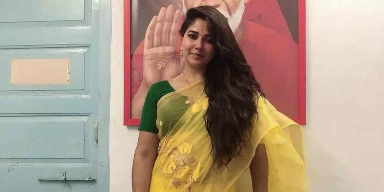 Narayani Shastri at temple in show