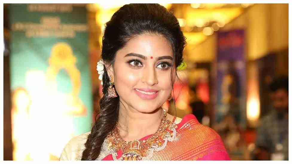 Sneha Actress in red saree