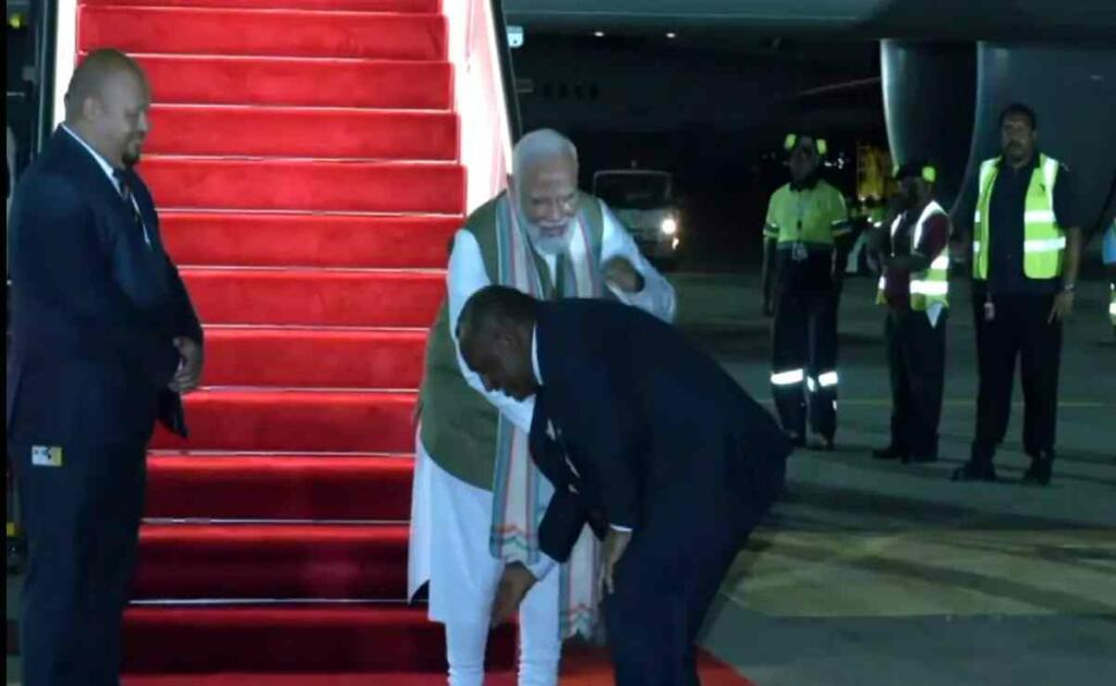Papua New Guinea PM touching feet of PM Modi