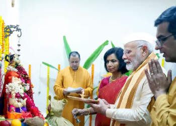 PMs mixing with high officials of independent, impartial institutions is no sin  