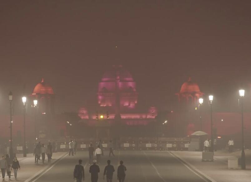 The Rashtrapati Bhavan, Engulfed in the hazy fog.