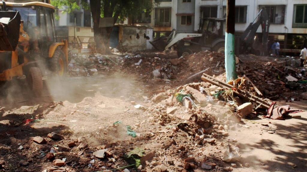 Islamist Mob Attacks Police Over illegal Dargah Demolition in Nashik; 21 Injured