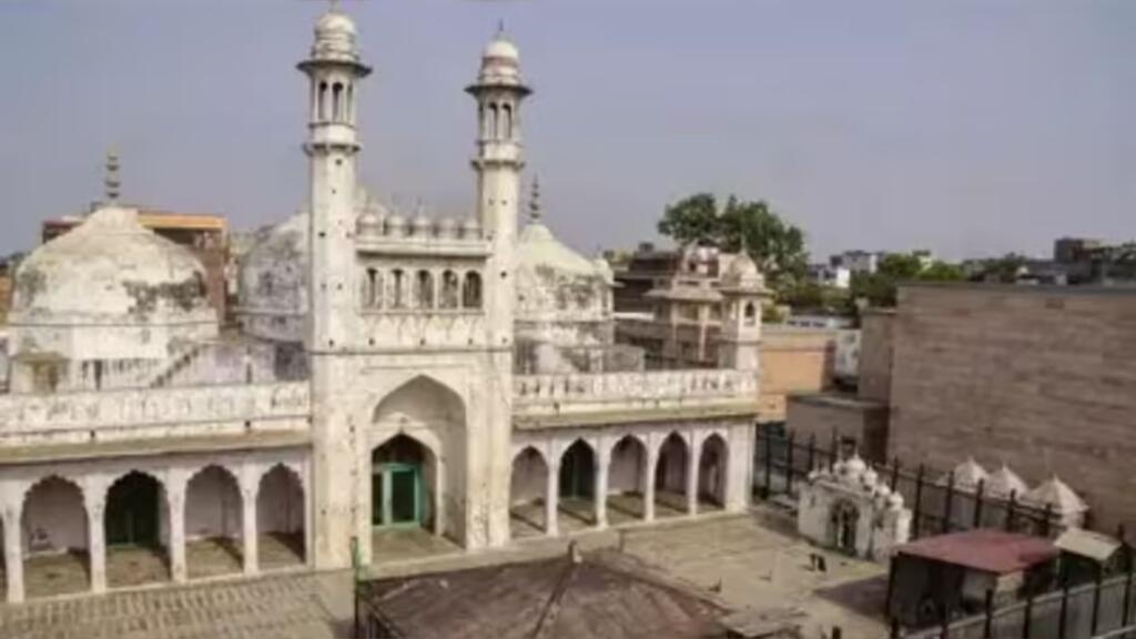 Mosques Replace Loudspeakers with Smartphone Alerts
