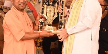 CM Yogi Adityanath welcomes Amit Shah with the idol of Ram Lalla