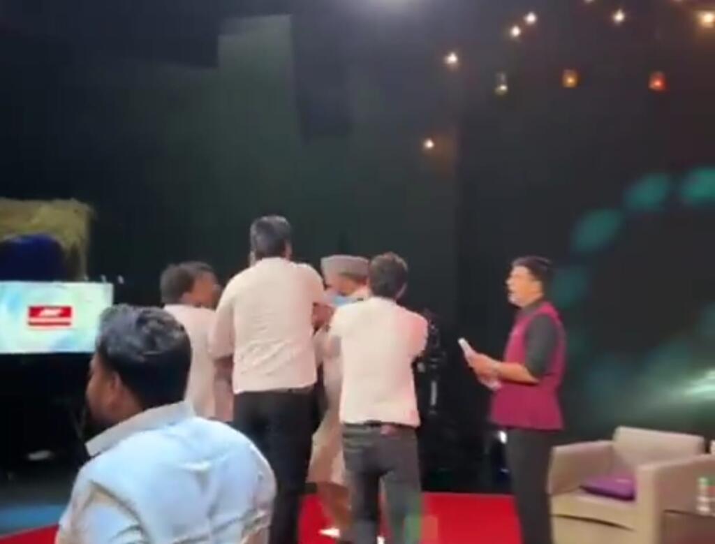 SP Goons Attack Maulana Rashidi After His Remarks On Dimple Yadav