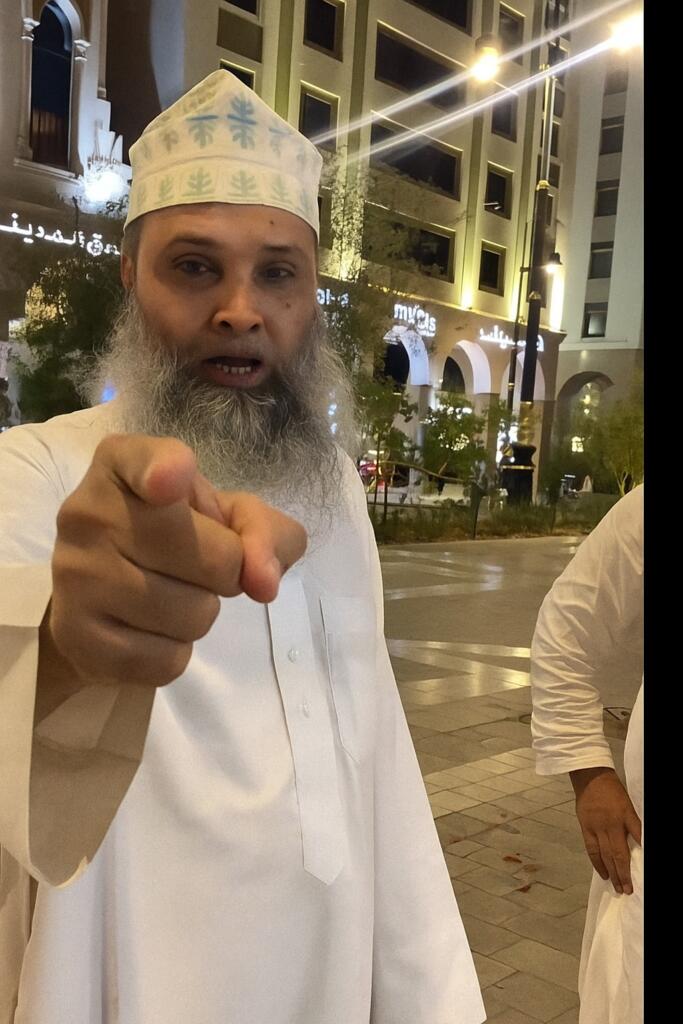 Pakistani Beggar Falsely Claims Indian Identity in Madinah, Gets Called Out