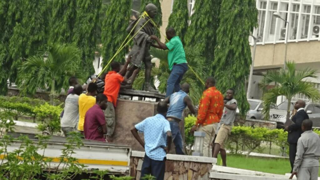 when gandhi's statue was removed in ghana