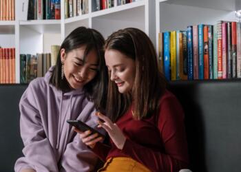 6 Signs of a Strong Digital Friendship