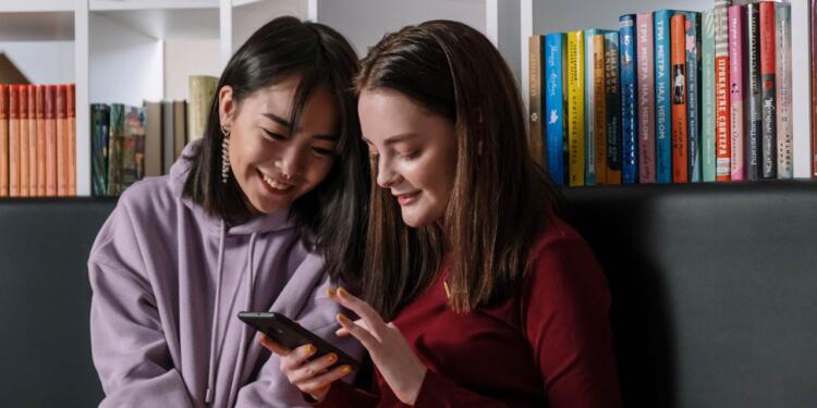 6 Signs of a Strong Digital Friendship