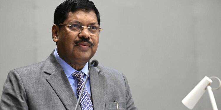 Advocate Throws Shoe at CJI Over “Go Ask Your Deity” Remark — Protester Claims Insult to Sanatan Dharma