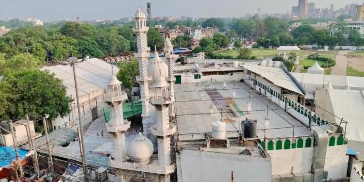 “Historic Ramlila Maidan in Delhi Under Siege: Mosque Encroachment Threatens Public Space”
