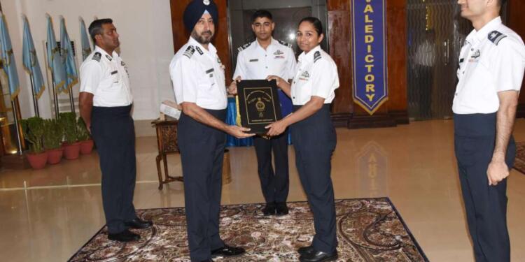First Woman Pilot to Fly Rafale Fighter Jet Shivangi Singh Now a Qualified Flying Instructor, Shuts Down Pakistani Propaganda