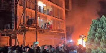 Bangladesh: Violent Mob Torch Two Influential Newspaper Offices, Attack Journalists Amid Growing Unrest