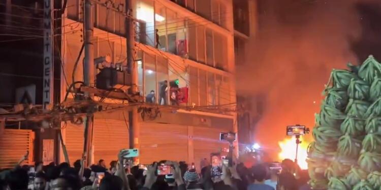 Bangladesh: Violent Mob Torch Two Influential Newspaper Offices, Attack Journalists Amid Growing Unrest