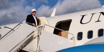 Trump’s Plane AF1 Makes Midair U-Turn After ‘Minor Electrical Issue,’ Davos Trip to Continue