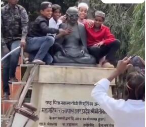 Eid Celebrations mock Gandhi statue at Bareilly