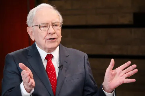 Warren Buffett Distances Himself from Gates Foundation Amid Epstein Files Fallout