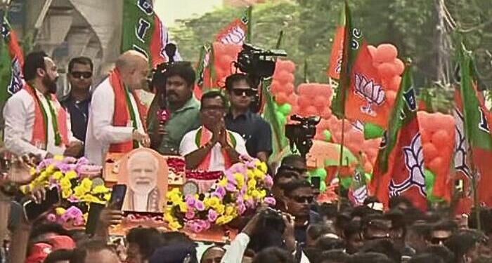 Large turnout witnessed during Amit Shah’s campaign roadshow in Kolkata.