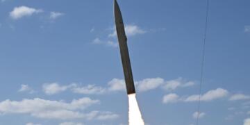 US Weighs First-Ever Hypersonic Strike: Can the $15M Dark Eagle Break the Iranian Deadlock?