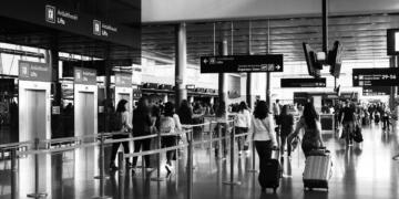 The Role of AI in Airport Security Solutions for Managing High Tourist Traffic