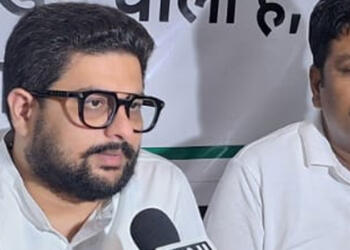 Nav Yuvak Dal founder Bharat Katyayan addressed a press conference.