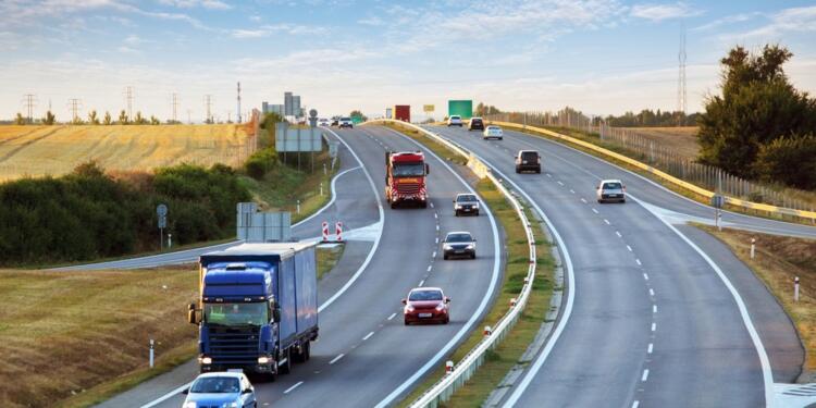 Defensive Driving Tips for Sharing the Road with Semi Trucks