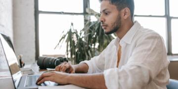 TOP 9 Red Flags in Overseas Job Offers Promising Free Visas and Flights