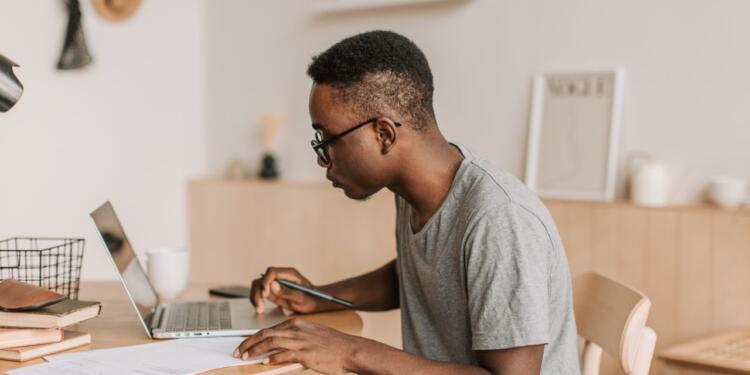 How to Choose the Right Online Degree at Apna Advantage for Your Career Goals